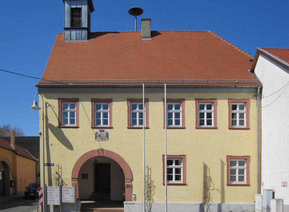 Zu sehen ist der Eingang zum Rathaus der Verbandsgemeinde Gau-Algesheim