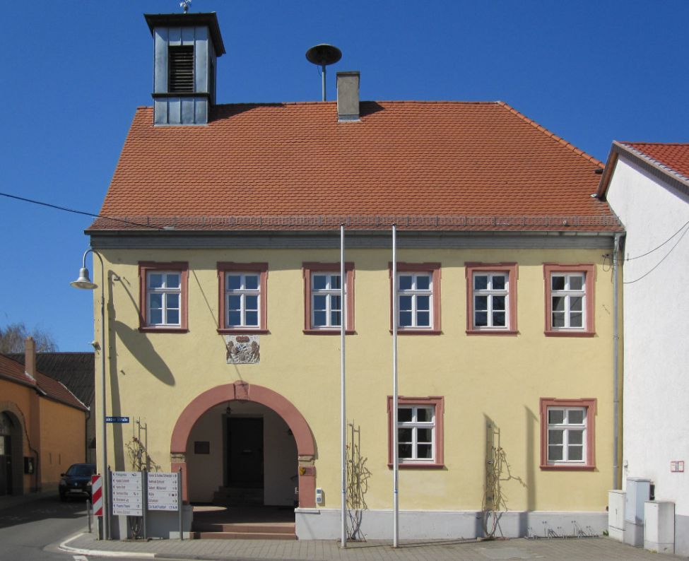 Zu sehen ist der Eingang zum Rathaus der Verbandsgemeinde Gau-Algesheim