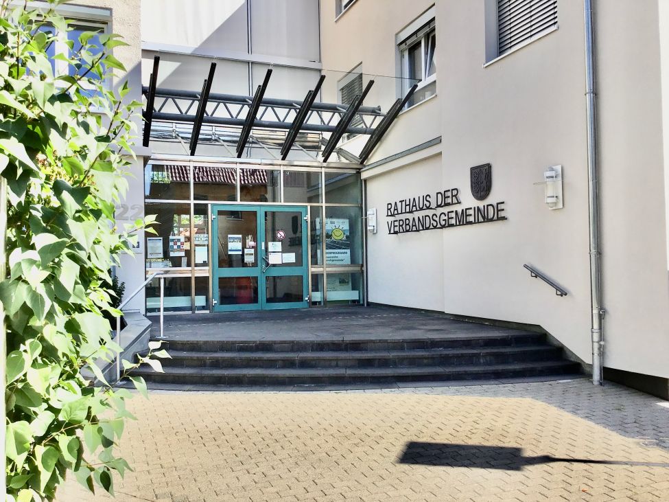 Zu sehen ist der Eingang zum Rathaus der Verbandsgemeinde Gau-Algesheim