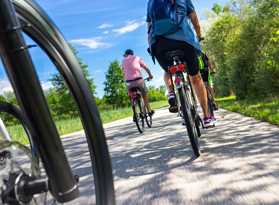 Zu sehen ist ein Symbolbild mit einer Gruppe Fahradfahrern